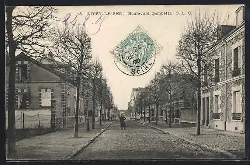 AK Noisy-le-Sec, Boulevard Gambetta avec arbres et bâtiments résidentiels