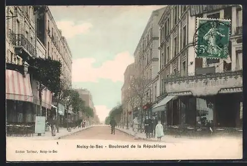 AK Noisy-le-Sec, Boulevard de la République avec boutiques et passants