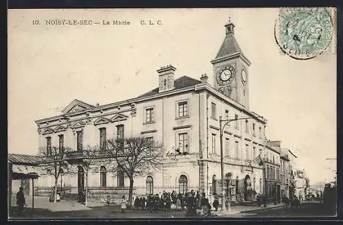 AK Noisy-le-Sec, La Mairie et la place animée devant l`hôtel de ville