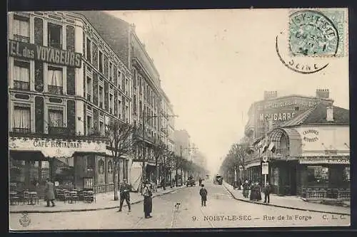 AK Noisy-le-Sec, Rue de la Forge avec Hôtel des Voyageurs et commerces animés