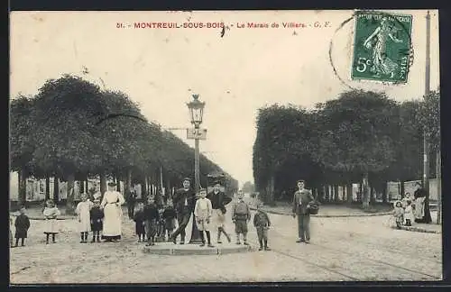 AK Montreuil-sous-Bois, Le Marais de Villiers avec enfants et habitants sur la rue bordée d`arbres