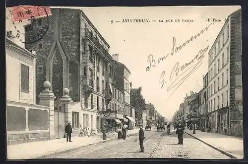 AK Montreuil, La Rue de Paris avec passants et bâtiments historiques