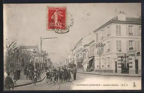 AK Montreuil-sous-Bois, Avenue Pasteur avec des enfants et passants