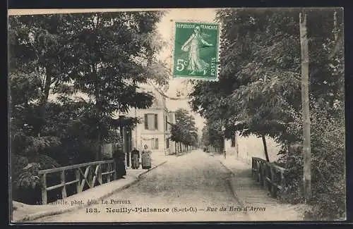 AK Neuilly-Plaisance, Rue du Bois d`Avron avec pont et arbres