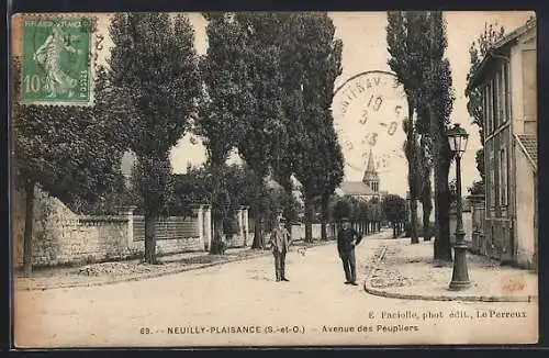 AK Neuilly-Plaisance, Avenue des Peupliers avec passants et arbres alignés