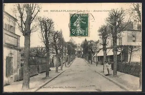 AK Neuilly-Plaisance, Avenue Carnot avec passants et arbres alignés