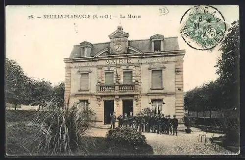 AK Neuilly-Plaisance, La Mairie avec groupe de personnes devant le bâtiment