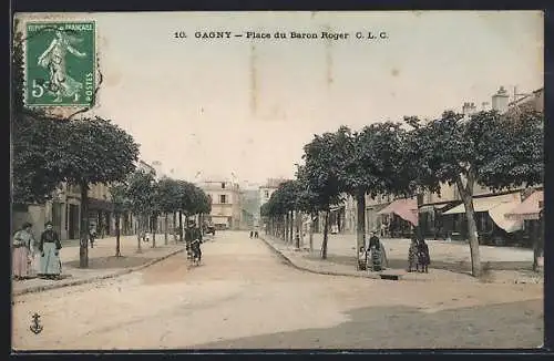 AK Gagny, Place du Baron Roger avec passants et arbres alignés