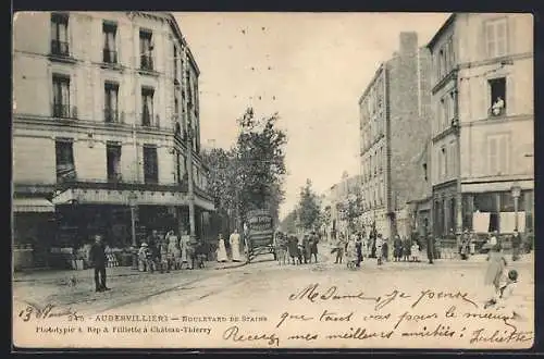 AK Aubervilliers, Boulevard de Stains animé avec passants et bâtiments historiques