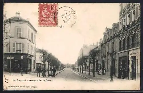 AK Le Bourget, Avenue de la Gare avec passants et bâtiments d`époque