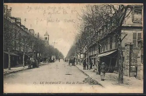 AK Le Bourget, Rue de Flandre avec bâtiments et arbres alignés