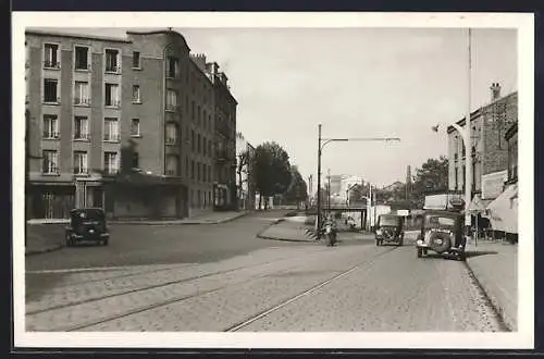 AK La Courneuve, Avenue Pasteur avec voitures et rails de tramway