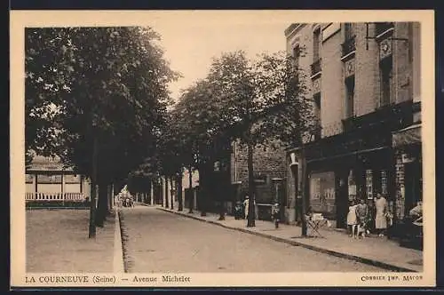 AK La Courneuve, Avenue Michelet avec des passants et des arbres alignés