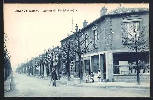 AK Drancy, Avenue du Maréchal Joffre avec piétons et bâtiments