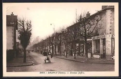 AK Drancy, Avenue Joffre avec boulangerie et passants