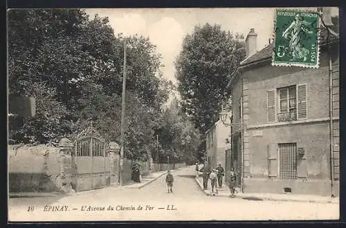 AK Épinay, L`Avenue du Chemin de Fer avec passants et bâtiments