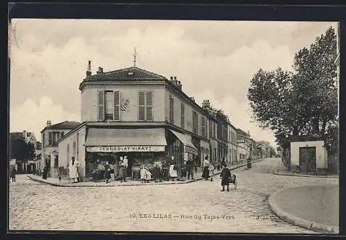 AK Les Lilas, Rue du Tapis-Vert avec commerce Chocolat Vinay et passants