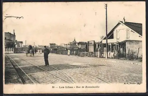 AK Les Lilas, Rue de Romainville avec passants et rails de tramway