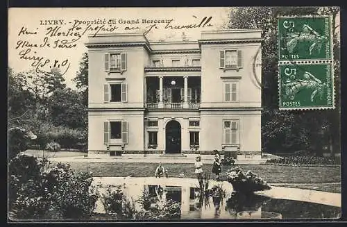 AK Livry, Propriété du Grand Berceau et jardin avec étang