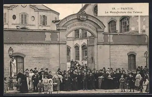 AK Pantin, Entrée de la Manufacture des Tabacs avec groupe de personnes devant le portail