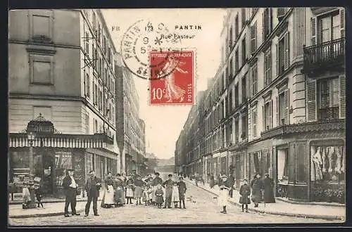 AK Pantin, Rue Pasteur animée avec passants et commerces