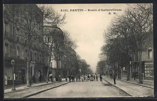 AK Pantin, Route d`Aubervilliers animée par des passants et charrettes