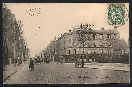 AK Pantin, Rue d`Aubervilliers avec passants et calèches