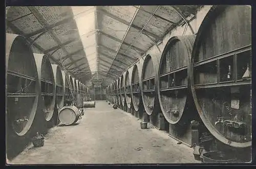 AK Pantin, Intérieur de la distillerie Delizy & Doistau avec grands fûts en bois