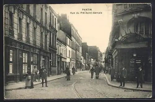 AK Pantin, Rue du Pré-Saint-Gervais avec passants et commerces animés