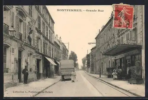 AK Montfermeil, Grande Rue avec un tabac et des passants