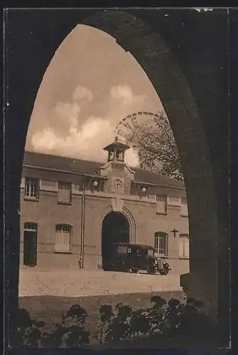 AK Montfermeil, Entrée d`une caserne avec voiture ancienne sous un arc en brique