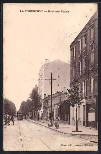 AK La Courneuve, Boulevard Pasteur avec tramway et bâtiments adjacents