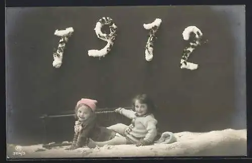 AK Mädchen sitzen mit Schlitten im Schnee, Jahreszahl 1912