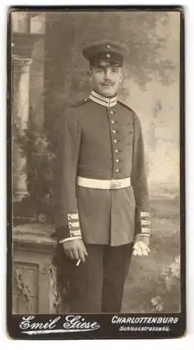 Fotografie Emil Giese, Charlottenburg, Schlossstrasse 68, Soldat in Garde Uniform, 1910