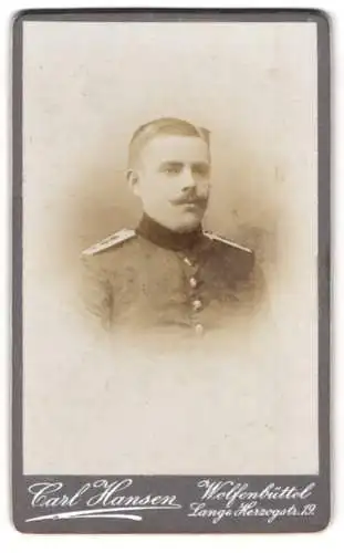 Fotografie Carl Hansen, Wolfenbüttel, Lange Herzogstr. 12, Soldat mit markantem Schnurrbart in Artillerie Uniform