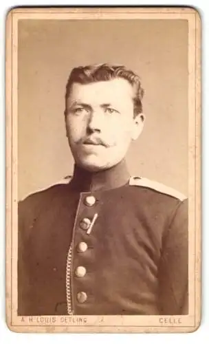 Fotografie A.H. Louis Oetling, Celle, Mauerstrasse 35, Porträt eines Soldaten in Uniform Rgt. 77