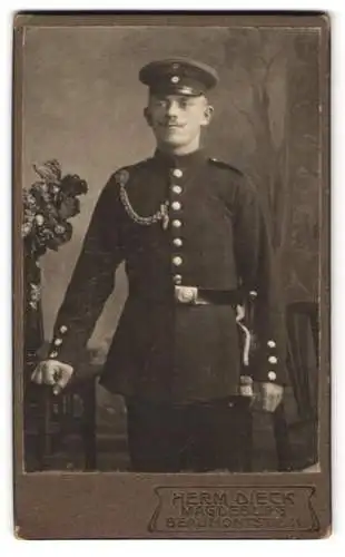 Fotografie Herm. Dieck, Magdeburg, Beaumonstrasse 11, Soldat in Uniform mit Schützenschnur und Bajonett