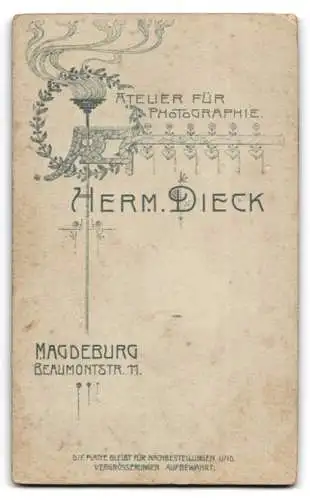 Fotografie Herm. Dieck, Magdeburg, Beaumonstrasse 11, Soldat in Uniform mit Schützenschnur und Bajonett