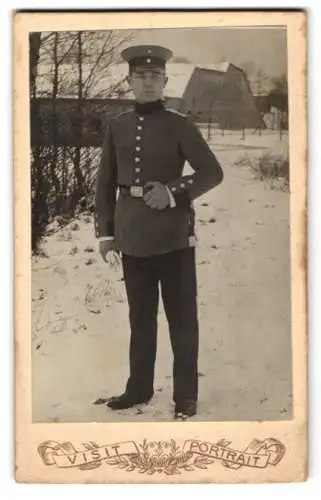 Fotografie unbekannter Fotograf und Ort, Soldat in Uniform im Winter, Bajonett