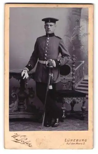 Fotografie W. Safse, Lüneburg, Auf dem Meere 3, Soldat in Uniform mit Säbel