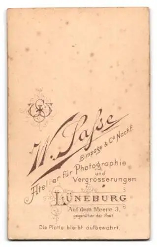Fotografie W. Safse, Lüneburg, Auf dem Meere 3, Soldat in Uniform mit Säbel