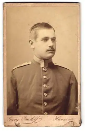 Fotografie Georg Rudloff, Hannover, Georgstrasse 12, Porträt eines Uffz. in Uniform mit Mustasch