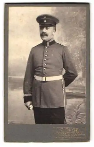 Fotografie A. Meyer, Hamburg St. Pauli, Grosse Freiheit 22, Uffz. in Uniform