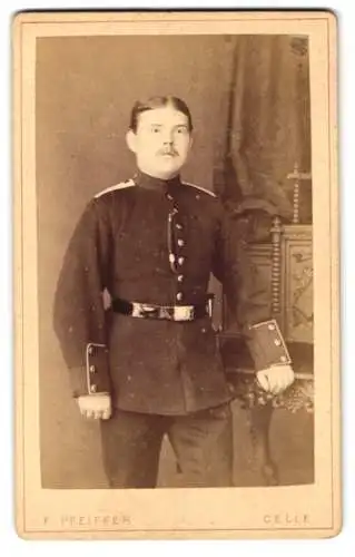 Fotografie F. Pfeiffer, Celle, Westcellertorstrasse 15, Soldat in Uniform mit Bajonett