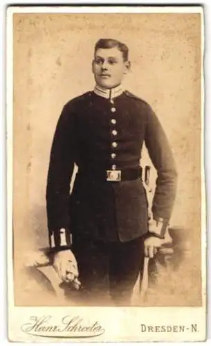 Fotografie Heinr. Schroeter, Dresden-N, Bautzenerstrasse 39, Soldat in Garde Uniform