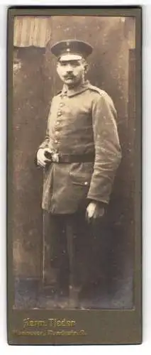 Fotografie Herm. Tjaden, Hannover, Rundestr. 8, Soldat in Uniform