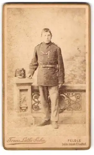 Fotografie Franz Lüthi Sohn, Feldle beim neuen Friedhof, schweizer Soldat in Uniform Rgt. 76