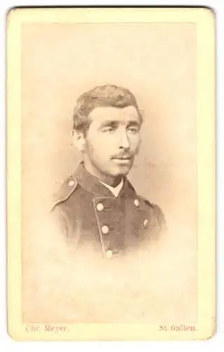 Fotografie Chr. Meyer, St. Gallen, Linsebühlstrasse, Porträt eines Soldaten in Uniform