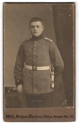 Fotografie Wilh. Behne, Verden a/Aller, Grosse-Str. 76, Soldat in Uniform Rgt. 26 mit Bajonett und Portepee