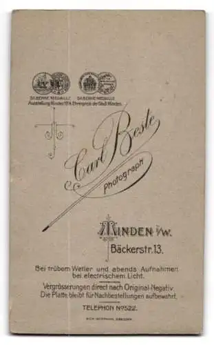 Fotografie Carl Beste, Minden, Bäckerstr. 13, Soldat in Uniform Rgt. 70 mit Säbel